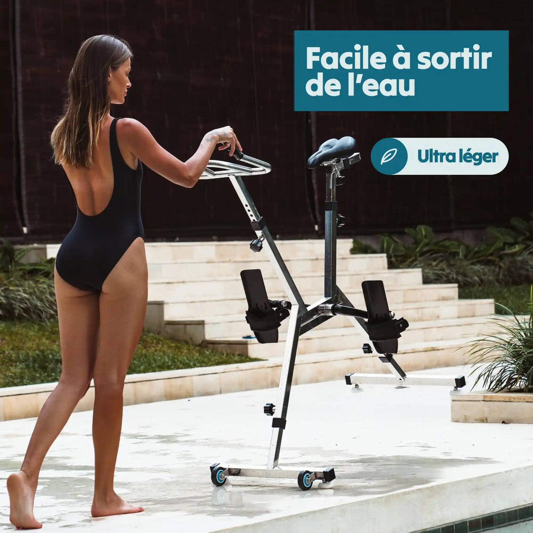Femme sortant un aquabike Lovee de l’eau avec facilité grâce à son poids léger