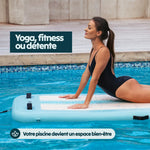 Femme en position bien-être et détente sur aquaboard en piscine