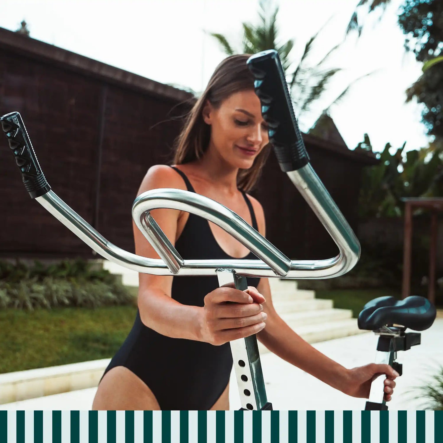 Mujer usando el aquabike Lovee en la piscina, con manillar ergonómico y postura natural