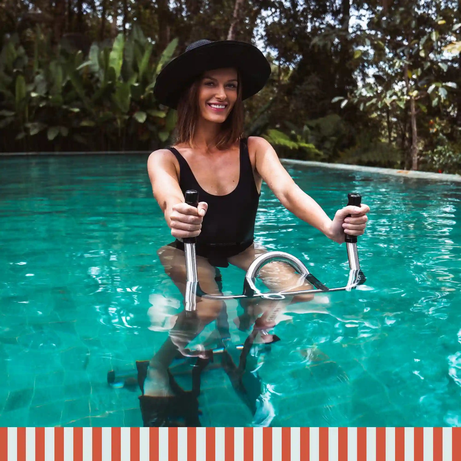 Femme utilisant un aquabike Lovee en piscine pour séance sportive